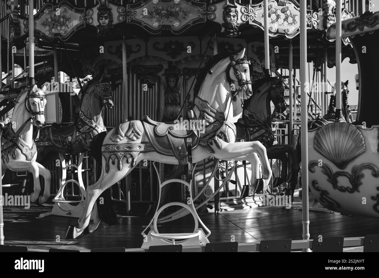 Giostra con cavalli colorati, giostra a cavallo, attrazione Vintage Ride per bambini Foto Stock