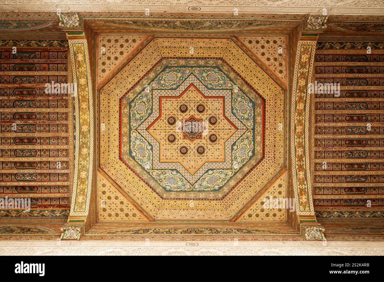 Un soffitto zouak ornato al Palazzo Bahia a Marrakech, in Marocco. Il palazzo è anche conosciuto come El Badi. Foto Stock