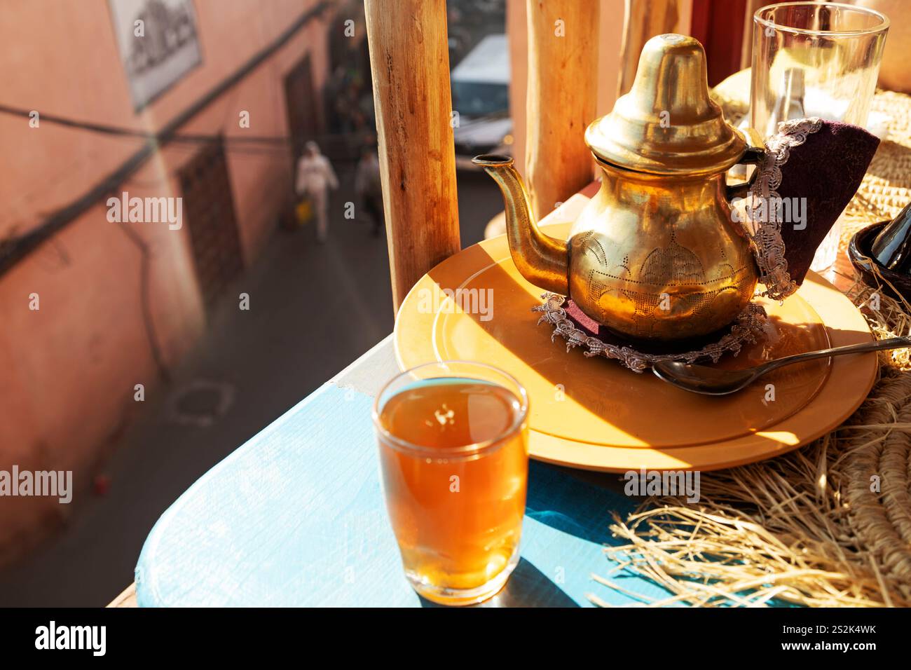 Tè alla menta servito a Marrakech, Marocco. La bevanda è una bevanda popolare in Marocco. Foto Stock