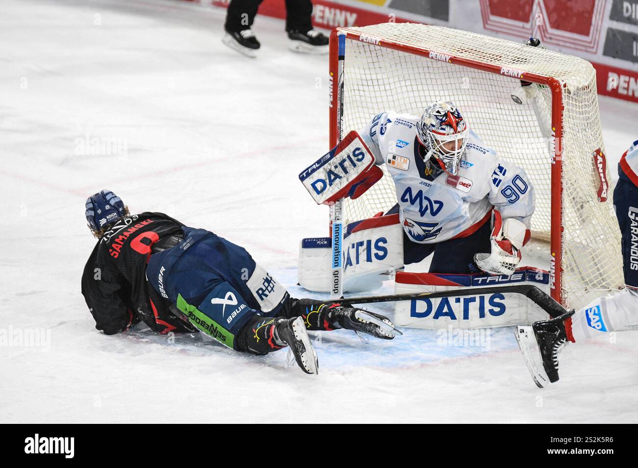 Joshua Samanski (Straubing Tigers) am Boden vor Felix Brückmann Brueckmann (Adler Mannheim), GER, Straubing Tigers vs. Adler Mannheim, Eishockey, DEL, 33. Spieltag, Saison 2024/2025, 07.01.2025. Foto: Eibner-Pressefoto/Eva Fuchs Foto Stock