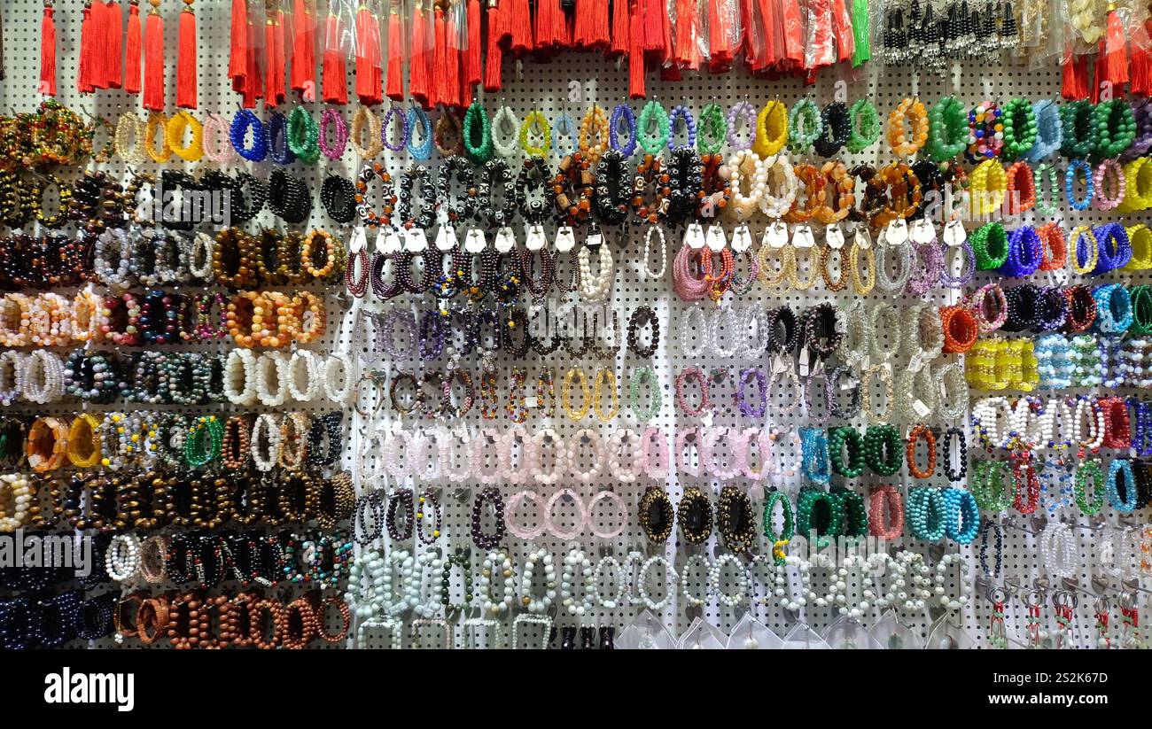Gemme diverse, pietre colorate. Diversi tipi di pietre semi-preziose realizzate come braccialetti. Foto Stock