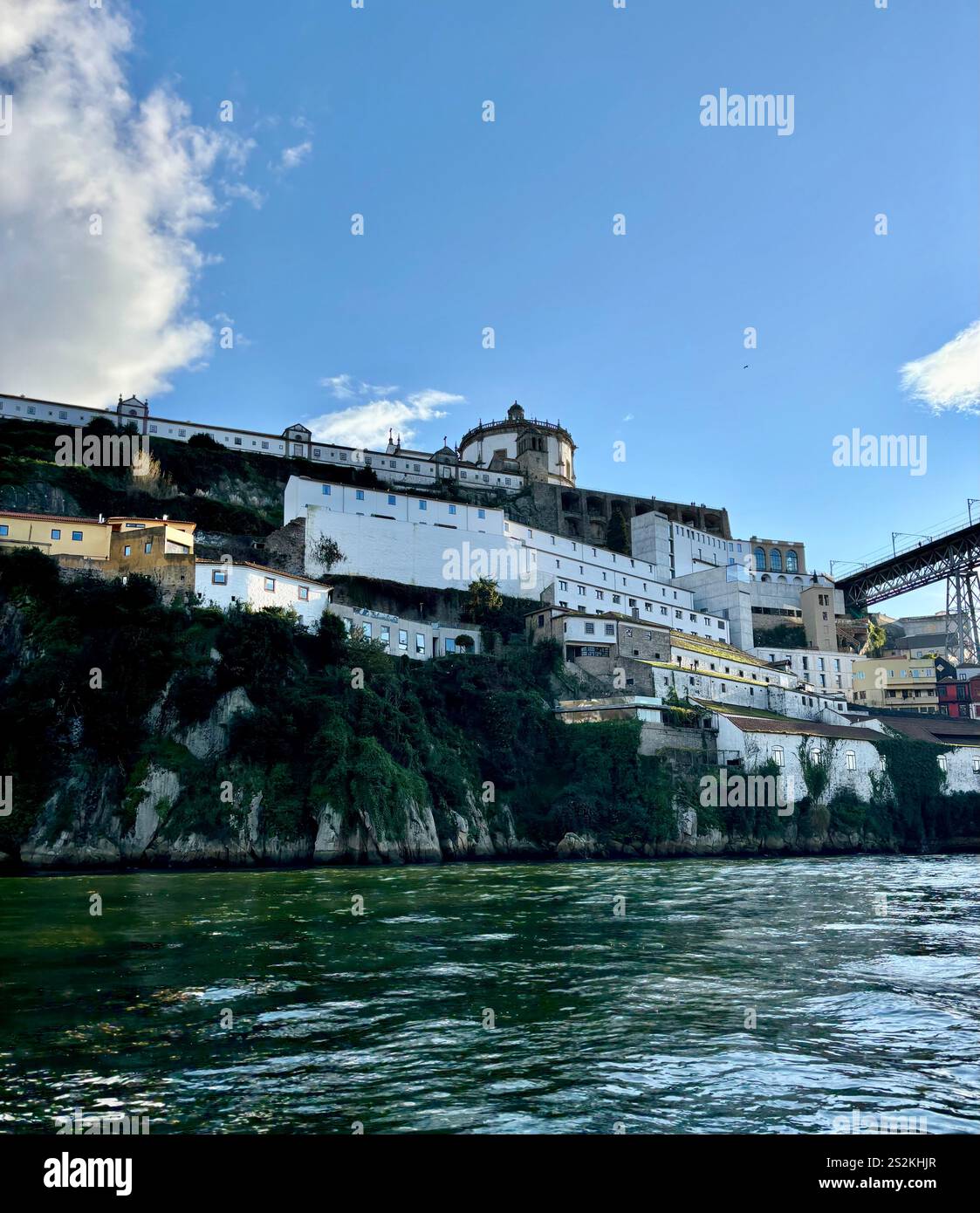 Splendidi edifici storici visti da una barca sul fiume Duoro. Mosteiro da Serra do Pilar. - Immagine stock catturata con smartphone