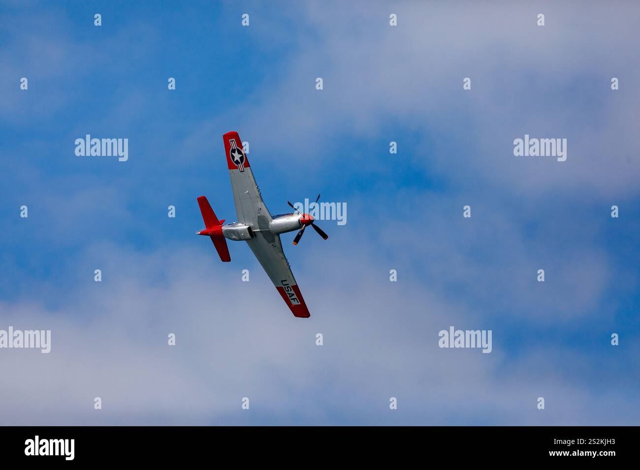 F-22 Heritage Flight con l'aereo da caccia P-51 che vola in formazione Foto Stock