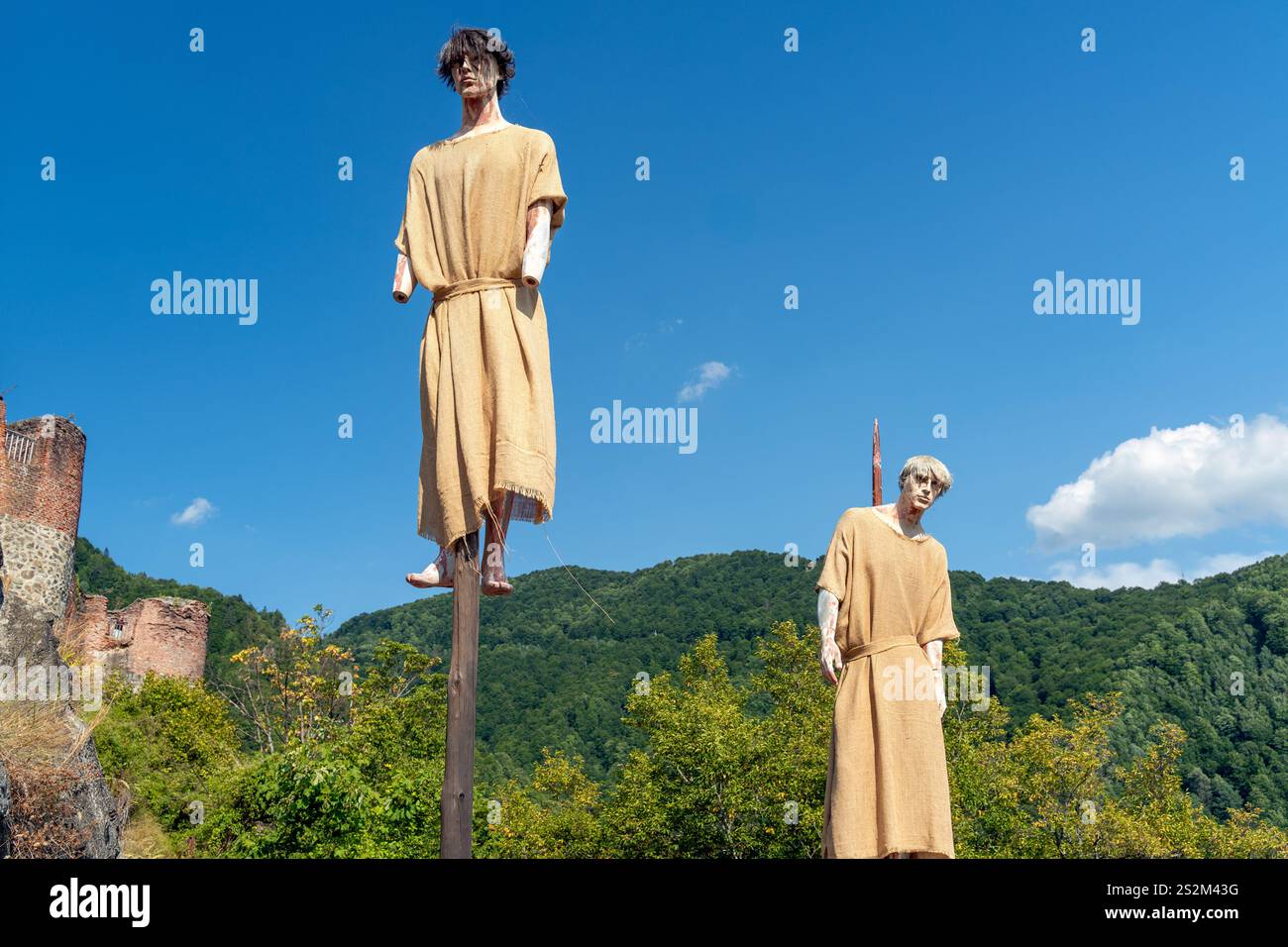 Poenari, Romania - 8 agosto 2021: Manichini impalati al castello di Poenari Foto Stock