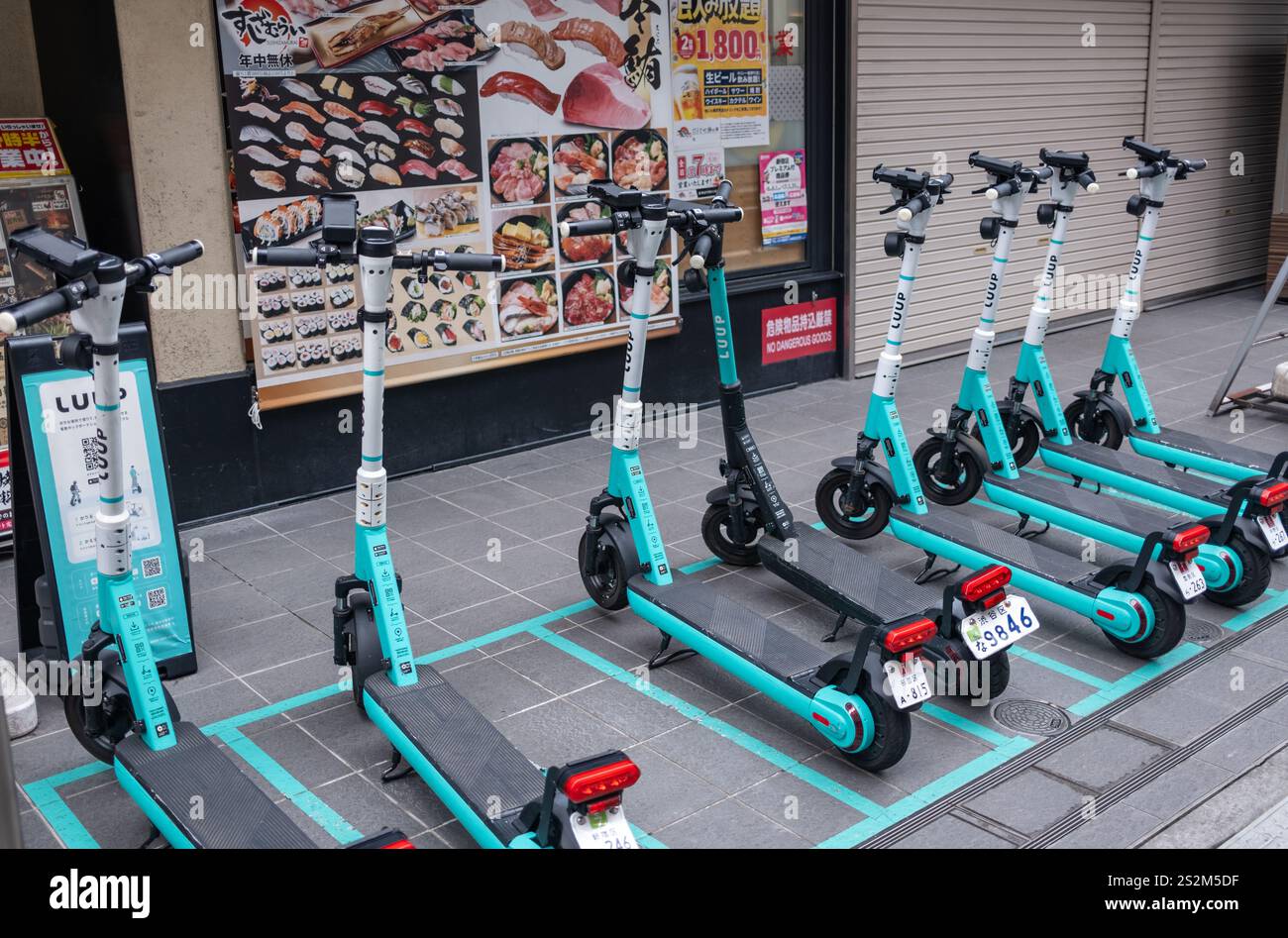 Scooter elettrici Luup a Tokyo in Giappone Foto Stock