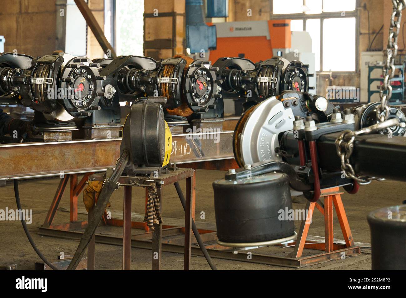 Bobruisk, Bielorussia - giugno 27: Un'officina ben illuminata piena di vari macchinari ad alta tecnologia. I lavoratori qualificati si concentrano sull'assemblaggio dei componenti. Foto Stock