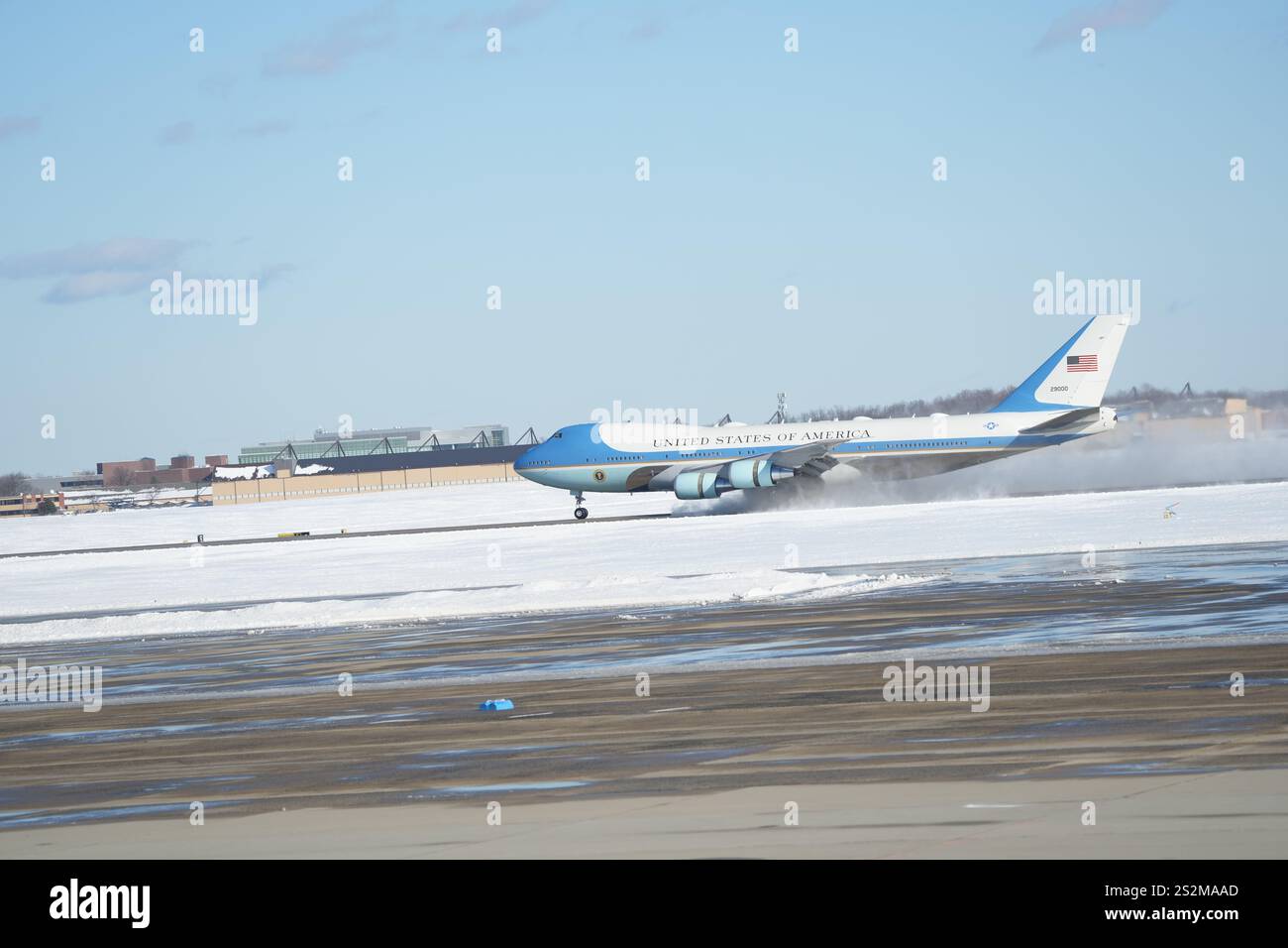 Lo Special Air Mission 39, noto anche come SAM 29000, uno dei due aerei utilizzati come Air Force One quando il presidente degli Stati Uniti in carica è a bordo, trasportando la bara dell'ex presidente degli Stati Uniti Jimmy Carter, atterra alla Joint base Andrews, Maryland, appena fuori Washington, DC martedì 7 gennaio 2025. Un funerale di Stato si terrà in onore del defunto presidente prima di essere sepolto a Plains, Georgia. Crediti: Chris Kleponis/CNP/Sipa USA crediti: SIPA USA/Alamy Live News Foto Stock