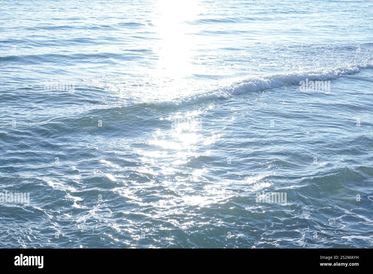 Primo piano della superficie dell'acqua scintillante sotto la luce del sole, Copia spazio Foto Stock