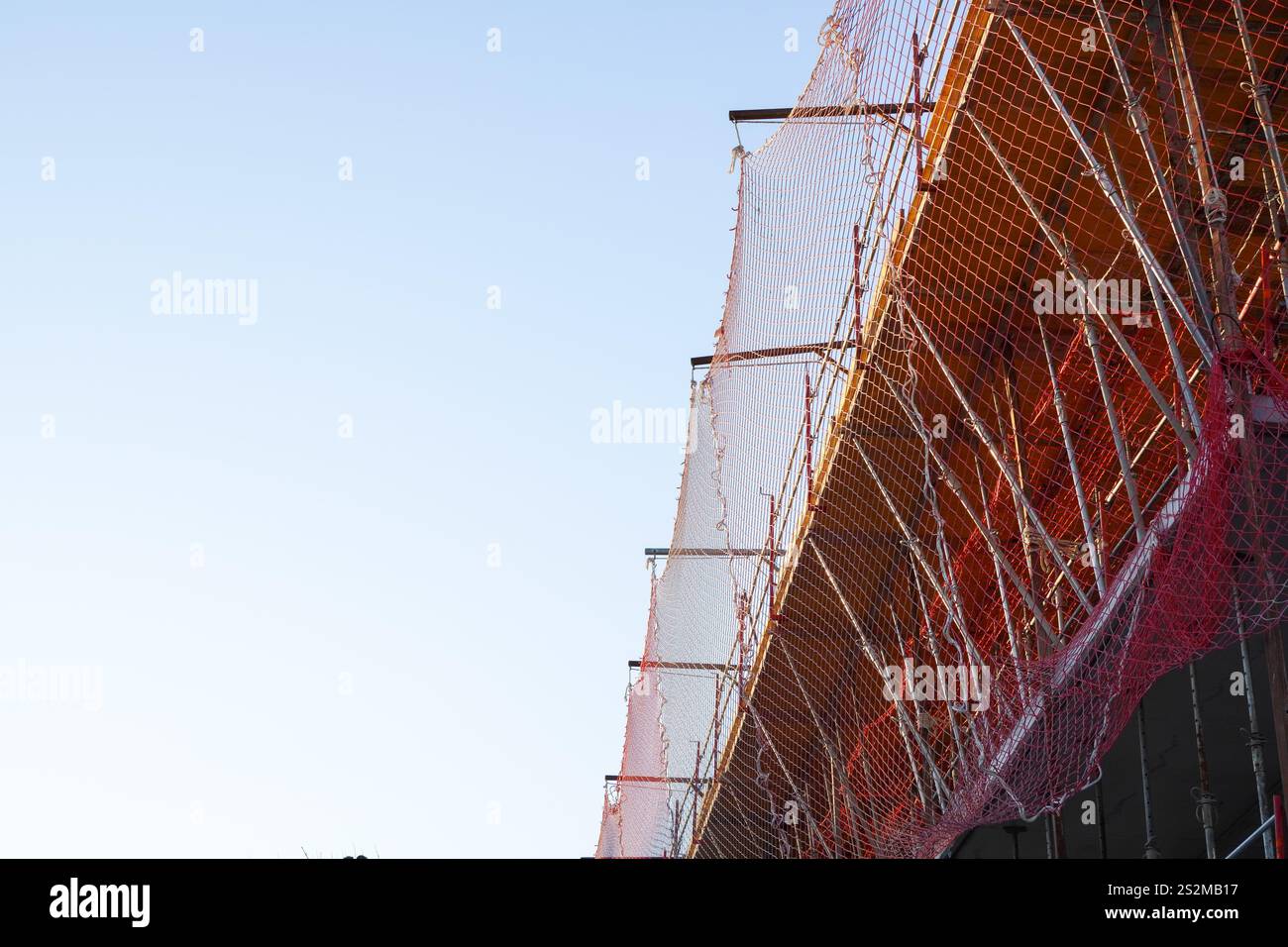 Fondazioni per cantieri in cemento armato e solette metalliche, concetto di costruzione Foto Stock