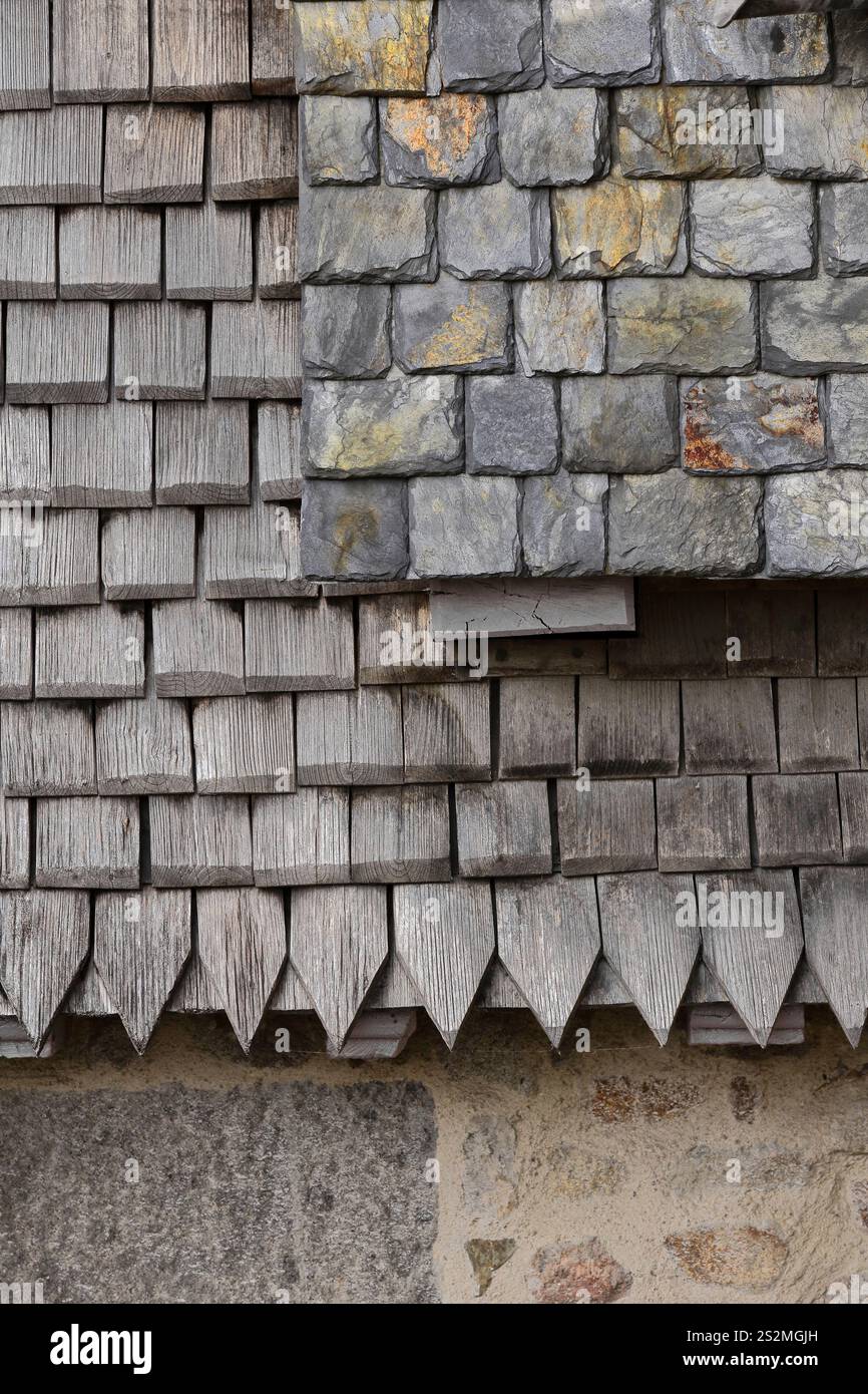163 Mont-Saint-Michel: Dettagli di legno e ardesia rivestiti sulla facciata posteriore di una casa del XV secolo che si affaccia sul muro del bastione. Normandia-Francia Foto Stock