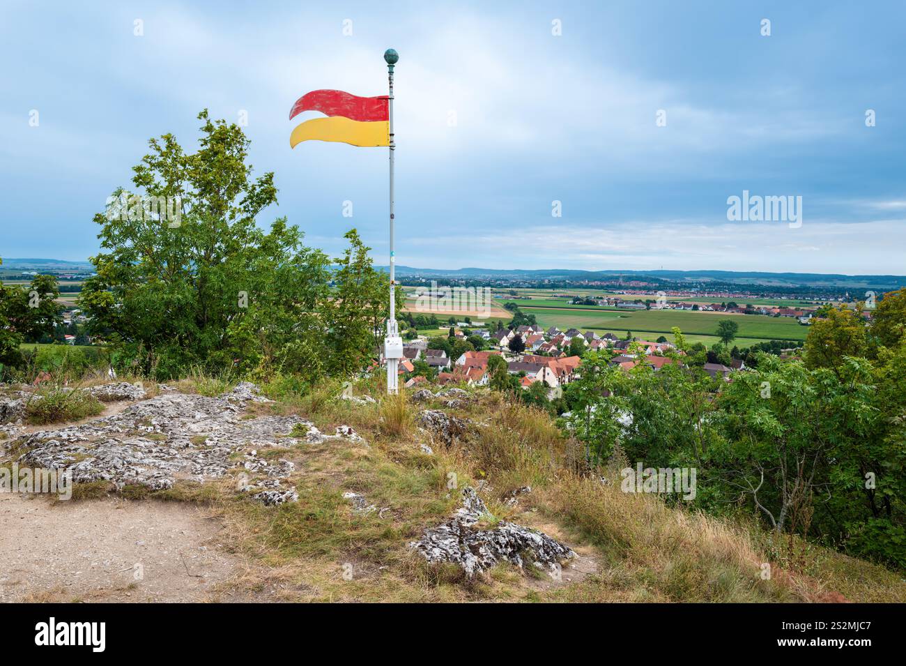 Magnifica vista dalla collina di Wallersteiner felsen sopra il vecchio castello di Wallenstein - paesaggio panoramico e aree circostanti Foto Stock