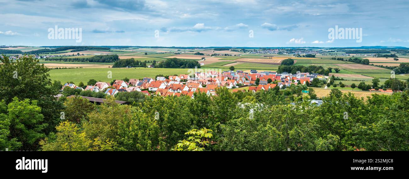 Magnifica vista panoramica dalla collina di Wallersteiner felsen sopra il vecchio castello di Wallenstein - paesaggio panoramico e aree circostanti Foto Stock