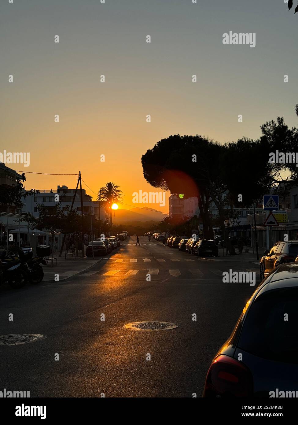 Tramonto su una strada a Cala Ratjada, Maiorca, Spagna 2024 Foto Stock