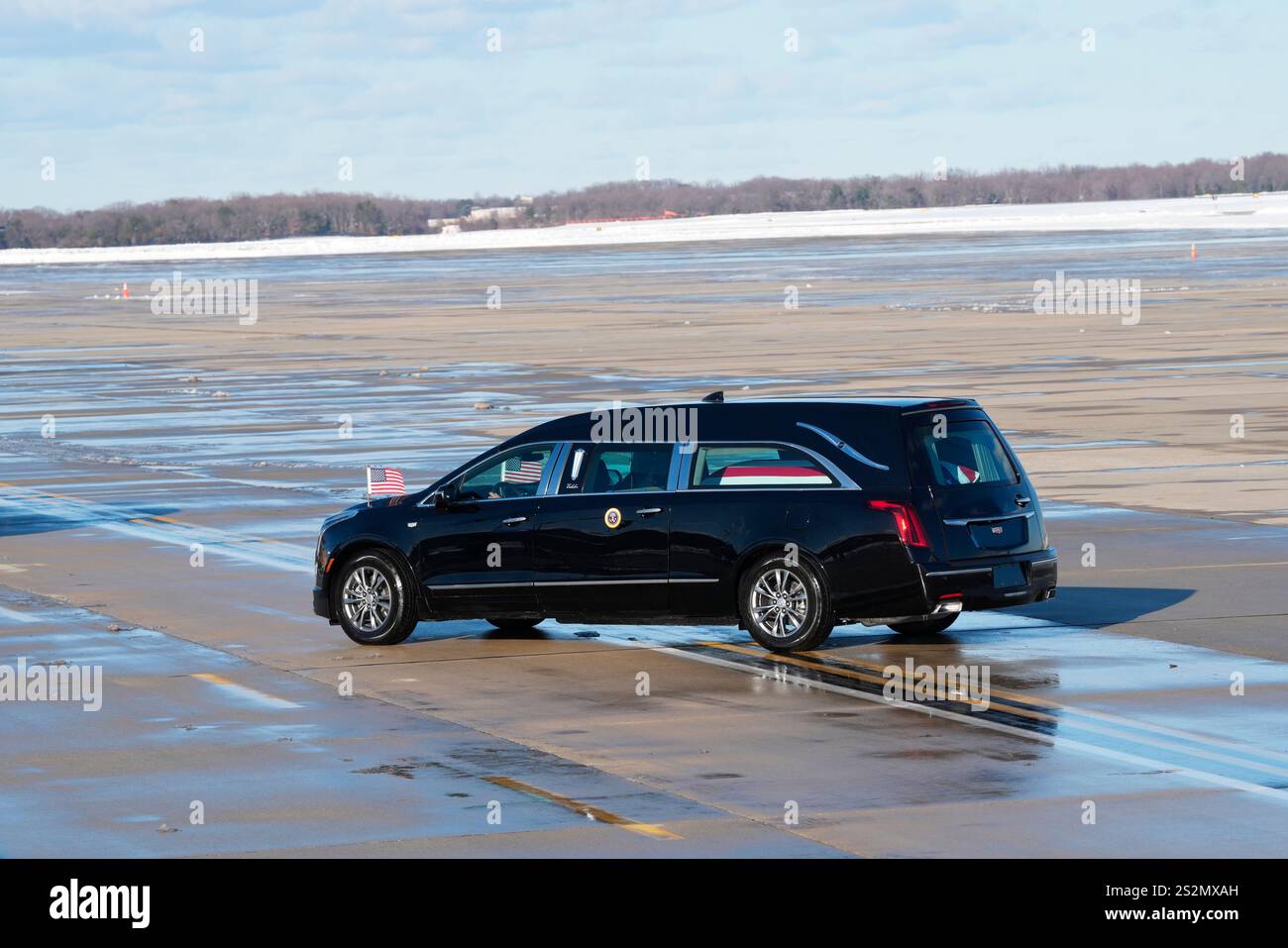 Lo scrigno dell'ex presidente degli Stati Uniti Jimmy Carter in un focolare dopo che è stato cerimonialmente trasportato dalla Special Air Mission 39 mentre arriva alla Joint base Andrews, Maryland, appena fuori Washington, DC, martedì 7 gennaio 2025. Un funerale di Stato si terrà in onore di Presidents prima di essere sepolto a Plains, Georgia. Crediti: Chris Kleponis/CNP Foto Stock