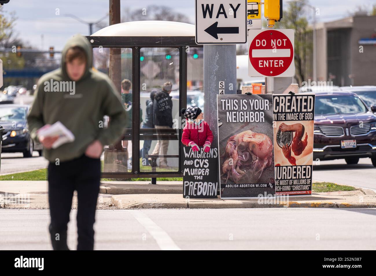 I volontari mostrano segnali pro-Life in un incrocio trafficato durante una dimostrazione di strada anti-aborto Foto Stock