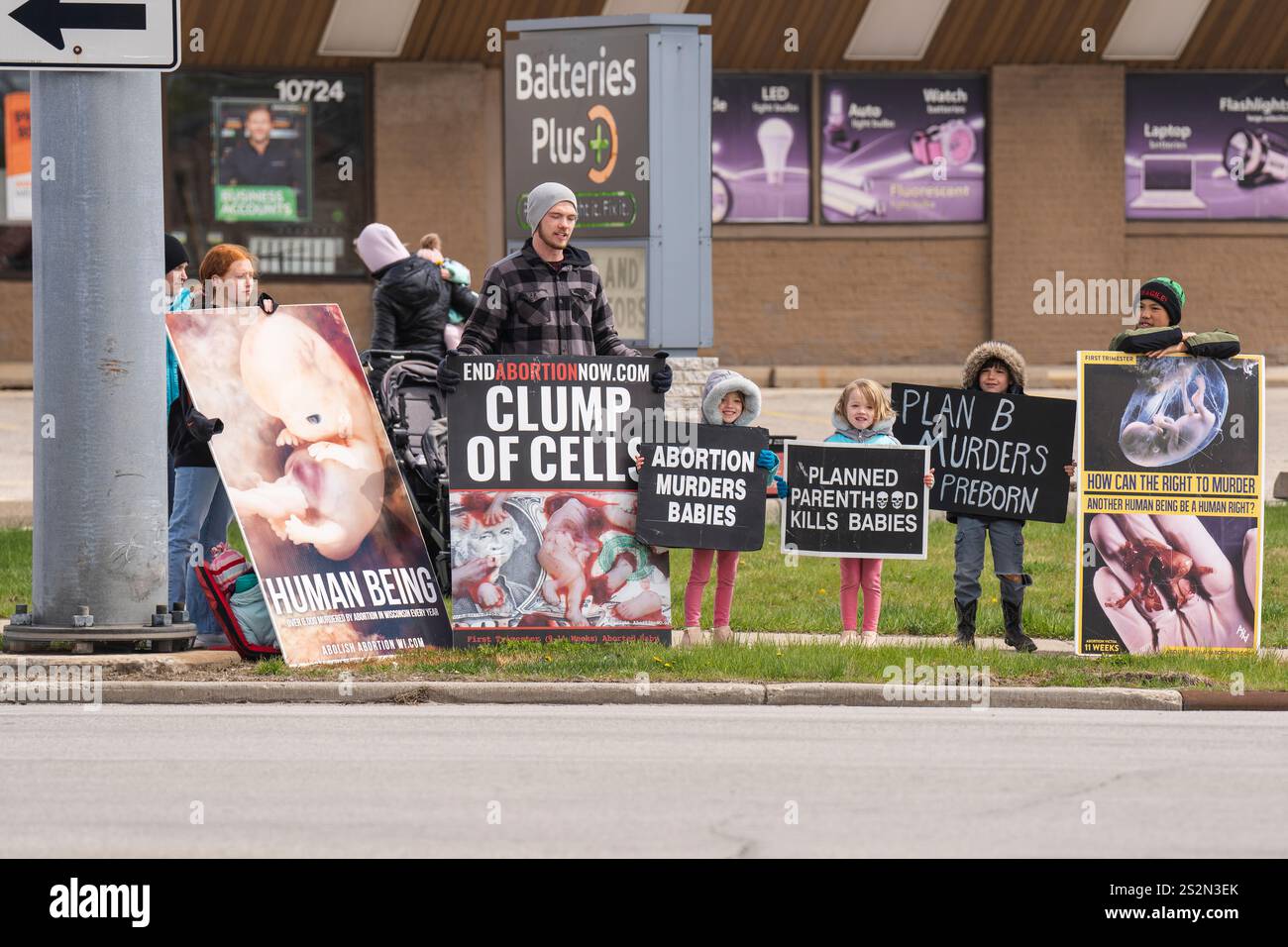 Adulti e bambini reggono segnali pro-Life a una manifestazione di strada anti-aborto. Foto Stock