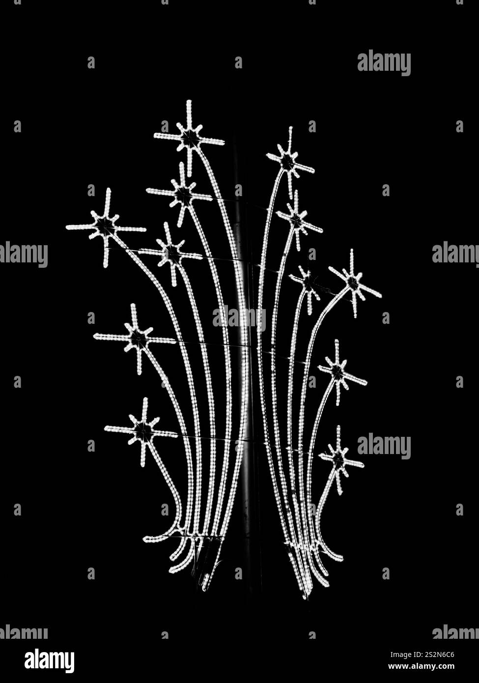 Luci festive illuminate come stelle notturne Foto Stock