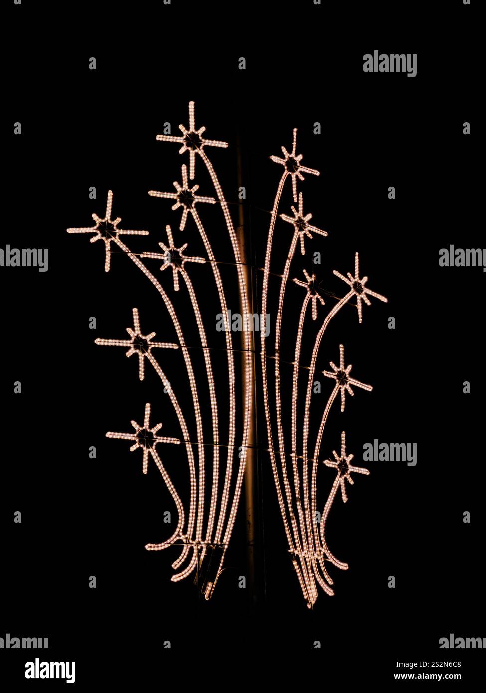 Luci festive illuminate come stelle notturne Foto Stock