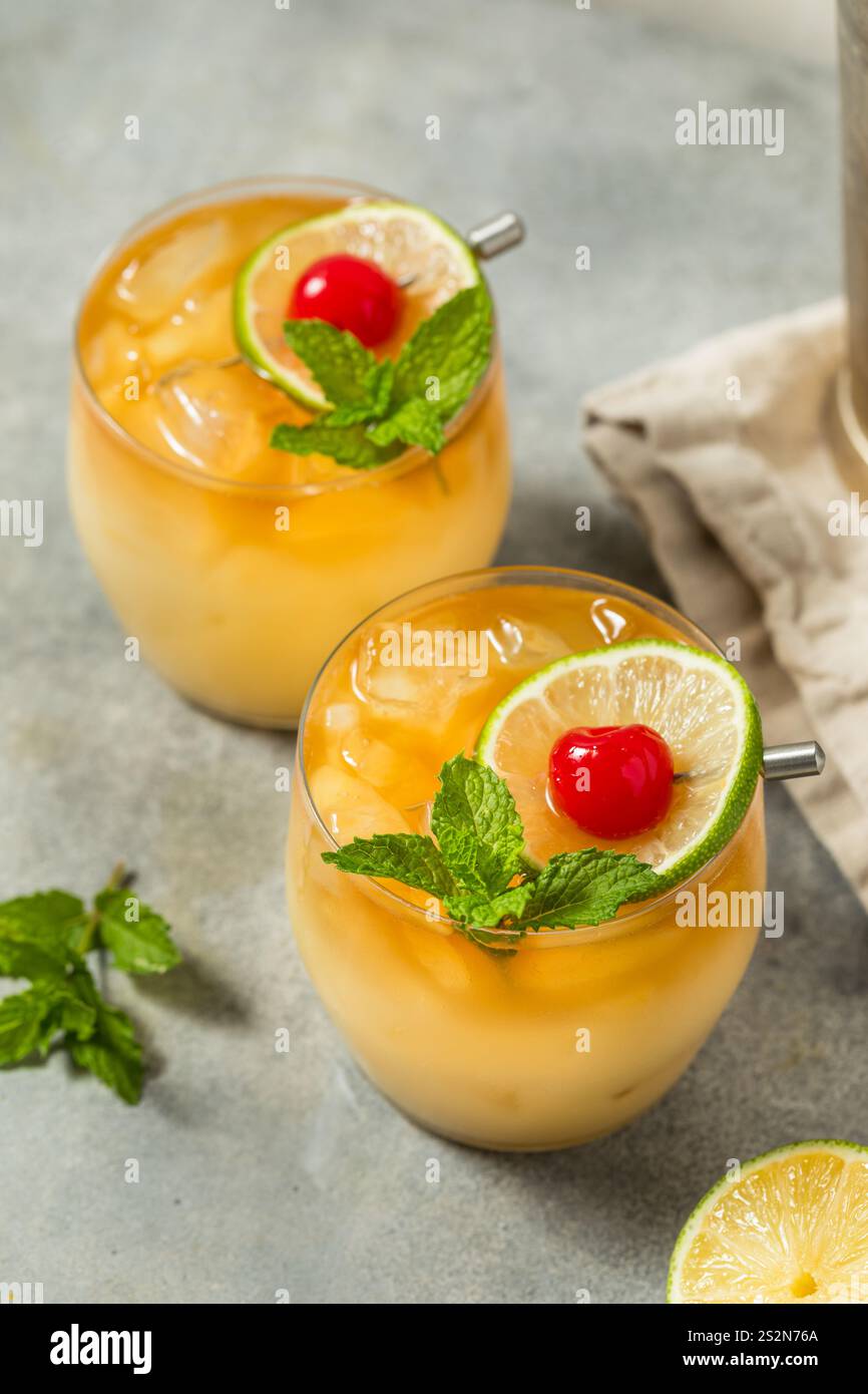 Cocktail Tropical mai Tai freddo e boozy con Rum Lime e Orgeat Foto Stock