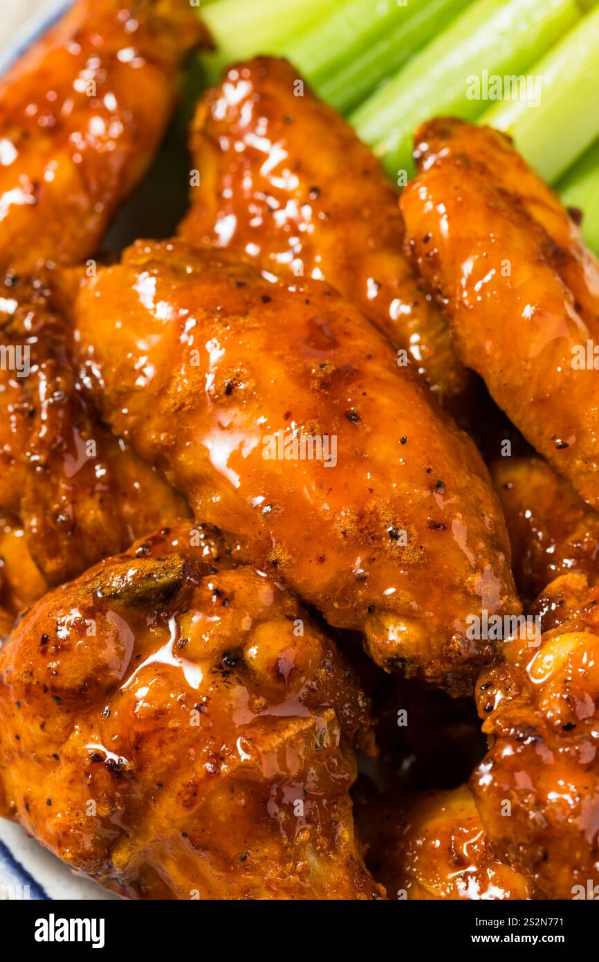 Ali di pollo al barbecue di bufala fatti in casa con birra e condimento Ranch per una partita Foto Stock
