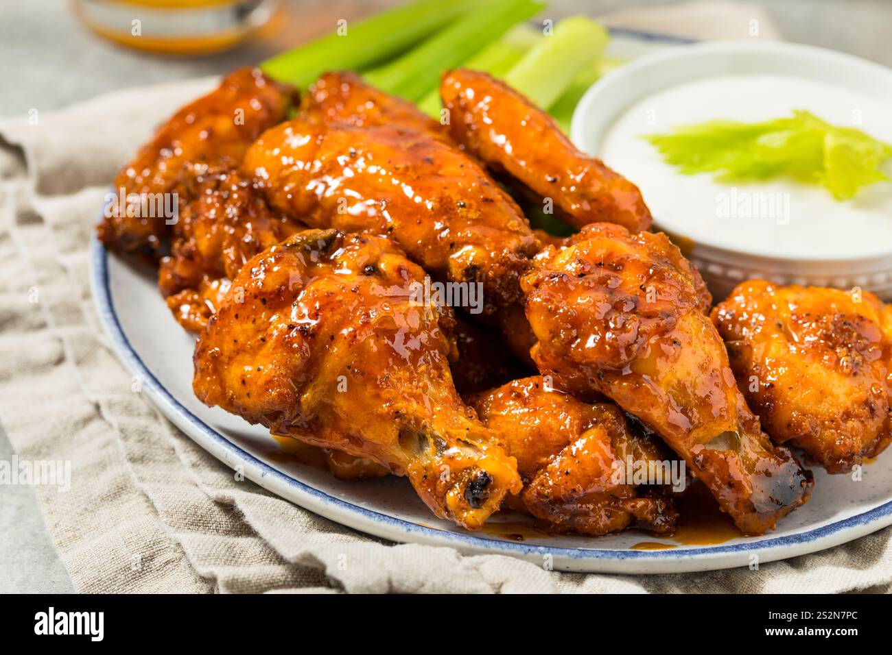 Ali di pollo al barbecue di bufala fatti in casa con birra e condimento Ranch per una partita Foto Stock