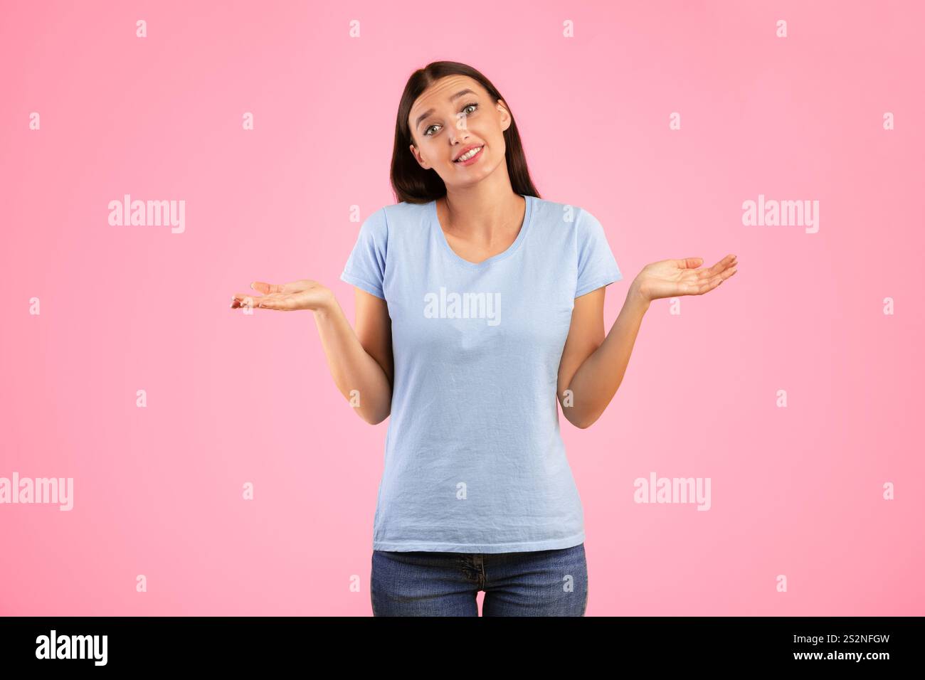 Confusa e perplessa giovane donna che si infrangono allo studio giallo Foto Stock