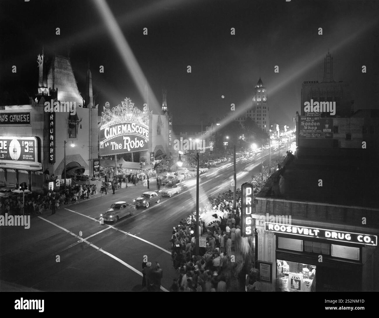 Vista notturna sopraelevata che mostra il traffico su Hollywood Boulevard con la prima del film The Robe al cinema Cinema Scope al Graumans Chinese Theatre Foto Stock