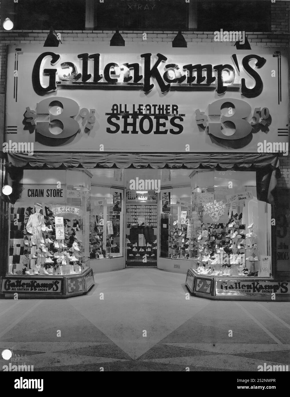 Nighttime Street ammira la scena di un negozio di scarpe GallenKamp's. Foto Stock