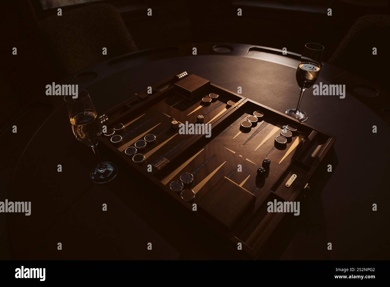Tavola da backgammon e due bicchieri di champagne Foto Stock