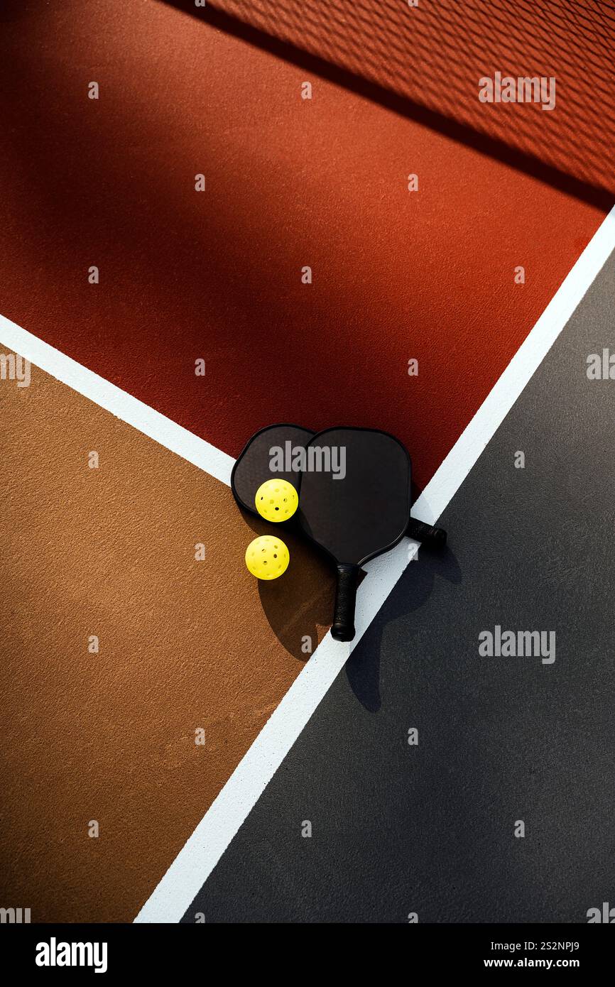 Vista ad angolo alto delle pale e delle palle in picchetto sul campo Foto Stock