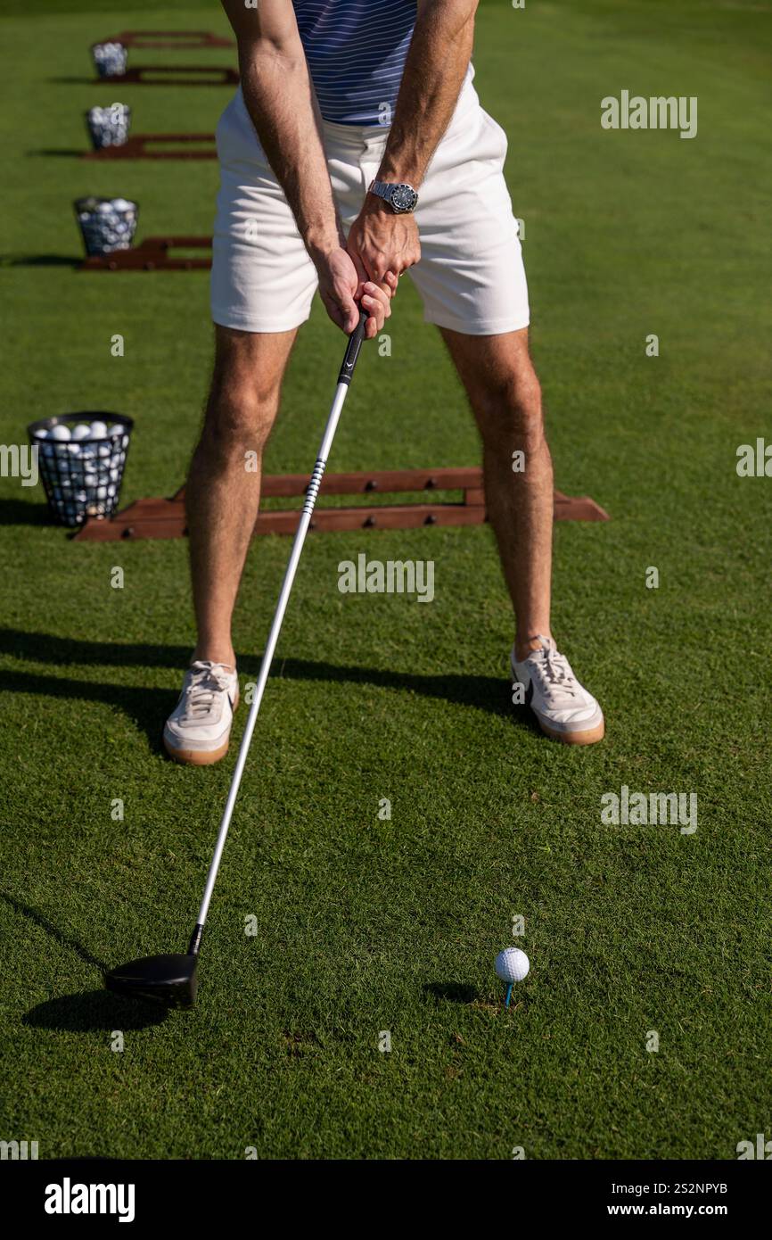Il golfista si prepara a giocare a golf Foto Stock