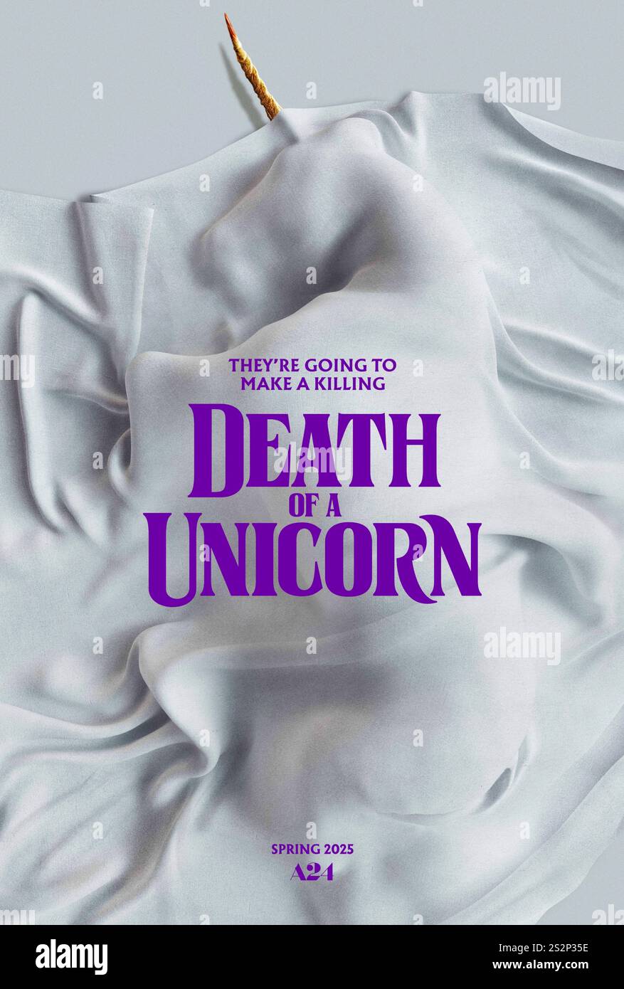 Death of a Unicorn (2025) diretto da Alex Scharfman e interpretato da Paul Rudd, Jenna Ortega e Richard E. Grant. Un padre e una figlia colpirono accidentalmente un unicorno mentre si recavano in un rifugio di lavoro, dove il suo capo miliardario tenta di sfruttare le proprietà di guarigione magiche della creatura, portando a conseguenze mortali. SOLO PER L'USO EDITORIALE del poster STATUNITENSE. Credito: BFA / A24 Foto Stock