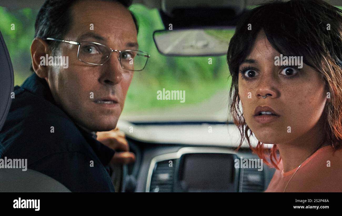 Death of a Unicorn (2025) diretto da Alex Scharfman e interpretato da Paul Rudd e Jenna Ortega nei panni di padre e figlia colpirono accidentalmente un unicorno mentre si recavano in un rifugio di lavoro, dove il suo capo miliardario tenta di sfruttare le proprietà di guarigione magiche della creatura, portando a conseguenze mortali. La pubblicità è ancora SOLO PER USO EDITORIALE. Credito: BFA / A24 Foto Stock