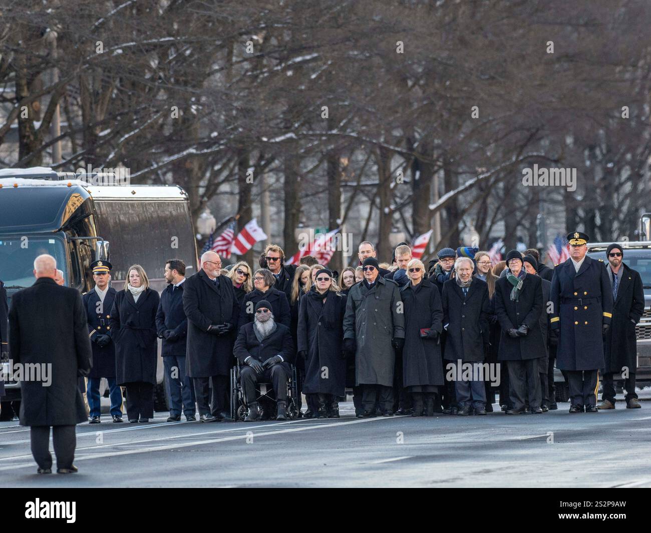 Washington, District of Columbia, USA. 7 gennaio 2025. I membri della famiglia Carter aspettano di iniziare la processione funebre al Campidoglio degli Stati Uniti. Seguiranno il caisson trainato da cavalli con il presidente Jimmy CarterÃs baracca drappeggiata di bandiera degli Stati Uniti. (Credit Image: © sue Dorfman/ZUMA Press Wire) SOLO PER USO EDITORIALE! Non per USO commerciale! Foto Stock