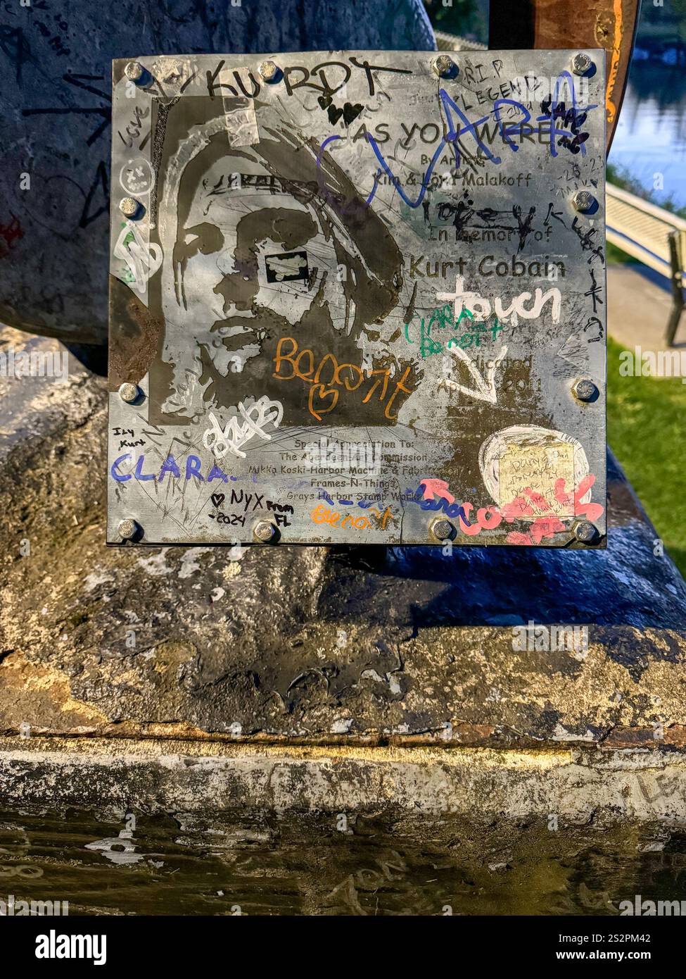 Il Kurt Cobain Memorial Park, situato nella città natale dei musicisti Aberdeen, Washington, è un tributo al leggendario frontman dei Nirvana. - Immagine stock catturata con smartphone