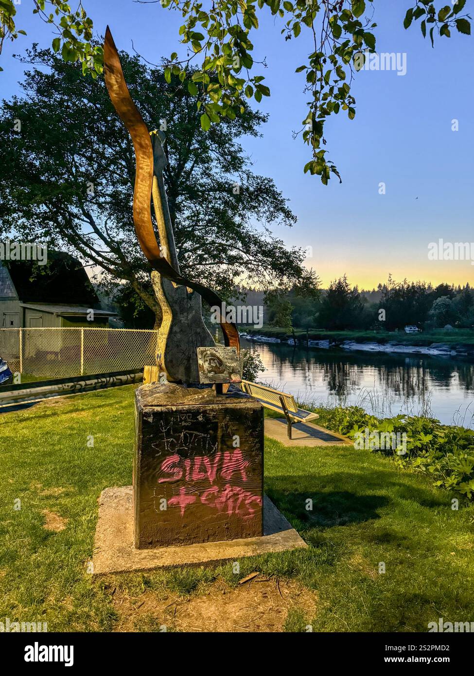 Il Kurt Cobain Memorial Park, situato nella città natale dei musicisti Aberdeen, Washington, è un tributo al leggendario frontman dei Nirvana. - Immagine stock catturata con smartphone