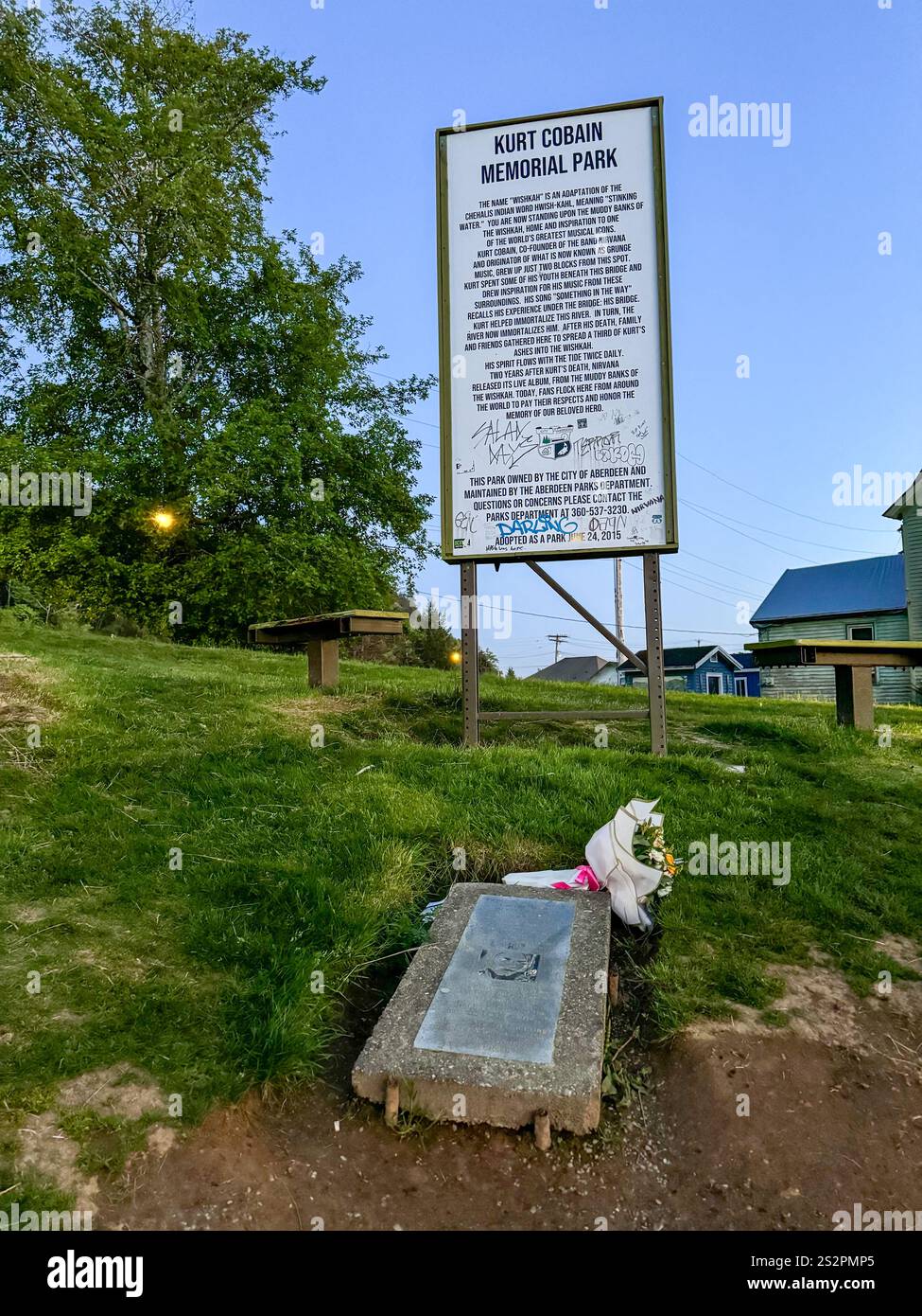 Il Kurt Cobain Memorial Park, situato nella città natale dei musicisti Aberdeen, Washington, è un tributo al leggendario frontman dei Nirvana. - Immagine stock catturata con smartphone