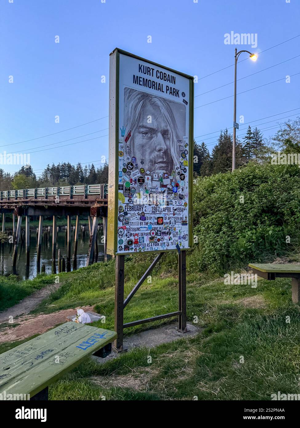 Il Kurt Cobain Memorial Park, situato nella città natale dei musicisti Aberdeen, Washington, è un tributo al leggendario frontman dei Nirvana. - Immagine stock catturata con smartphone
