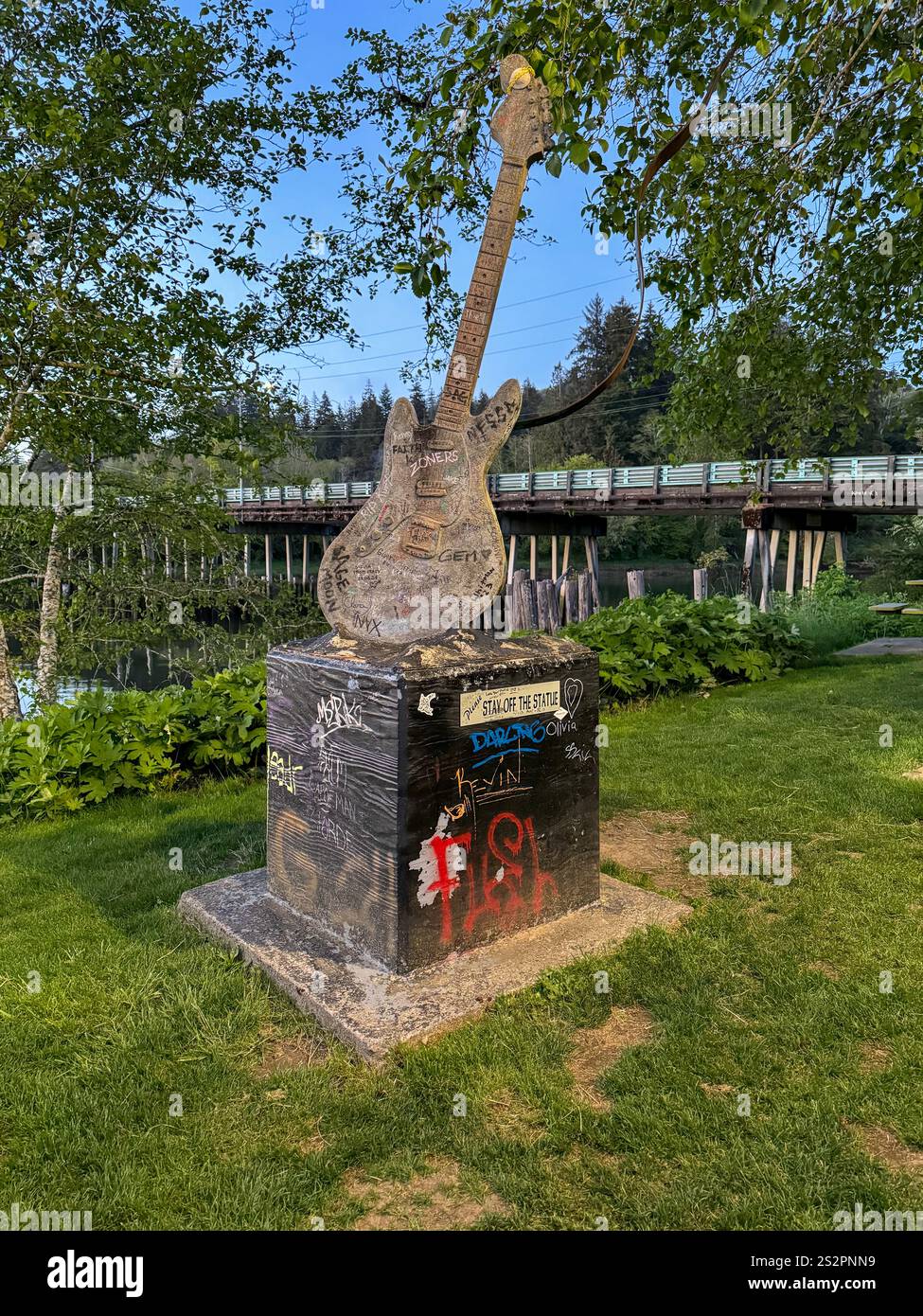 Il Kurt Cobain Memorial Park, situato nella città natale dei musicisti Aberdeen, Washington, è un tributo al leggendario frontman dei Nirvana. - Immagine stock catturata con smartphone