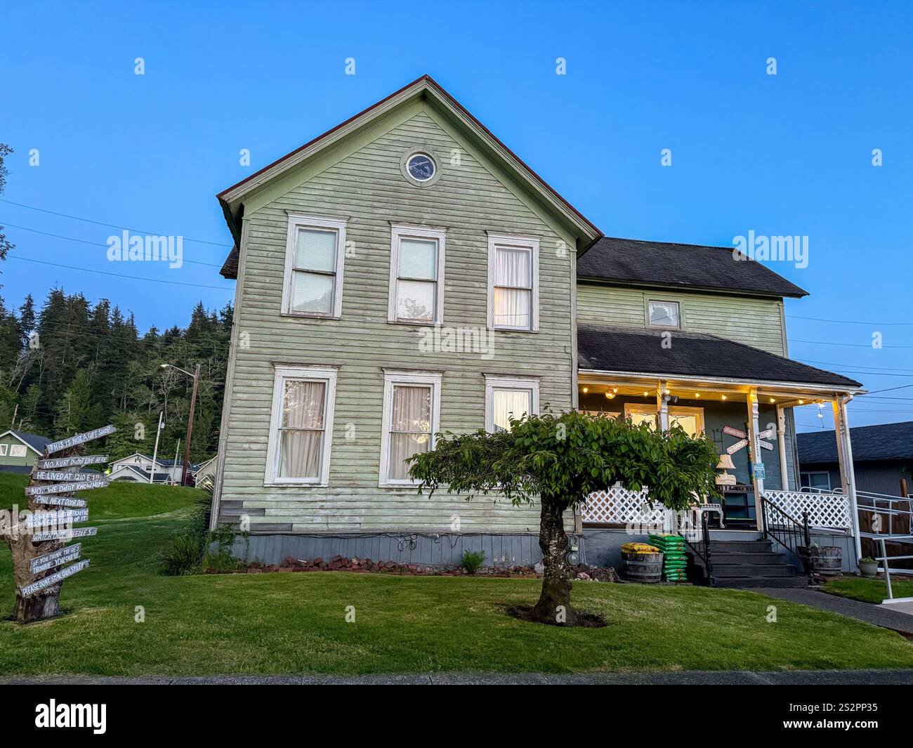 Il Kurt Cobain Memorial Park, situato nella città natale dei musicisti Aberdeen, Washington, è un tributo al leggendario frontman dei Nirvana. - Immagine stock catturata con smartphone