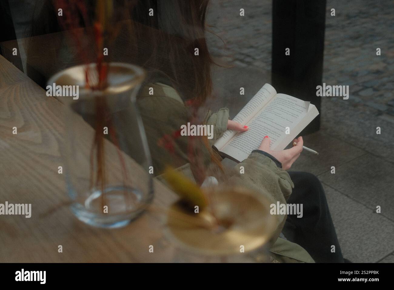 Una sessione di lettura pomeridiana a Dublino Foto Stock