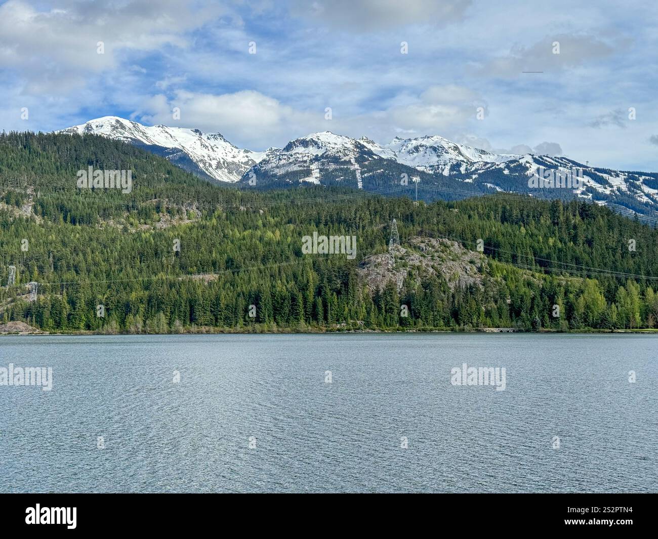 Green Lake si trova appena oltre il villaggio di Whistler sull'autostrada 99 nella Columbia Britannica, Canada. - Immagine stock catturata con smartphone