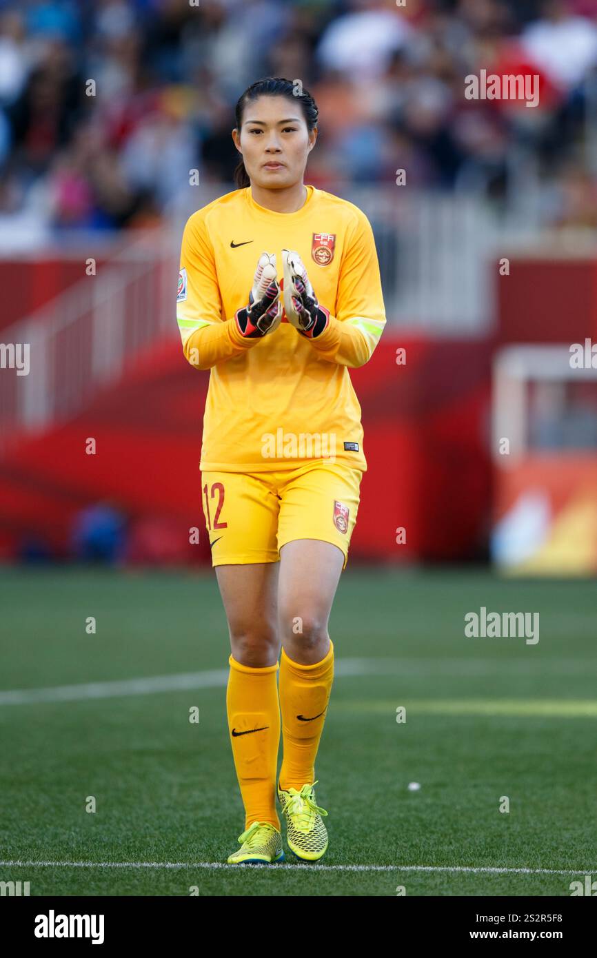 WINNIPEG, CANADA - 15 GIUGNO: Portiere della Cina Wang Fei in azione durante una partita del gruppo di Coppa del mondo femminile FIFA A contro la nuova Zelanda il 15 giugno 2015 al Winnipeg Stadium di Winnipeg, Canada. Solo per uso editoriale. Uso commerciale vietato. (Fotografia di Jonathan Paul Larsen / Diadem Images) Foto Stock