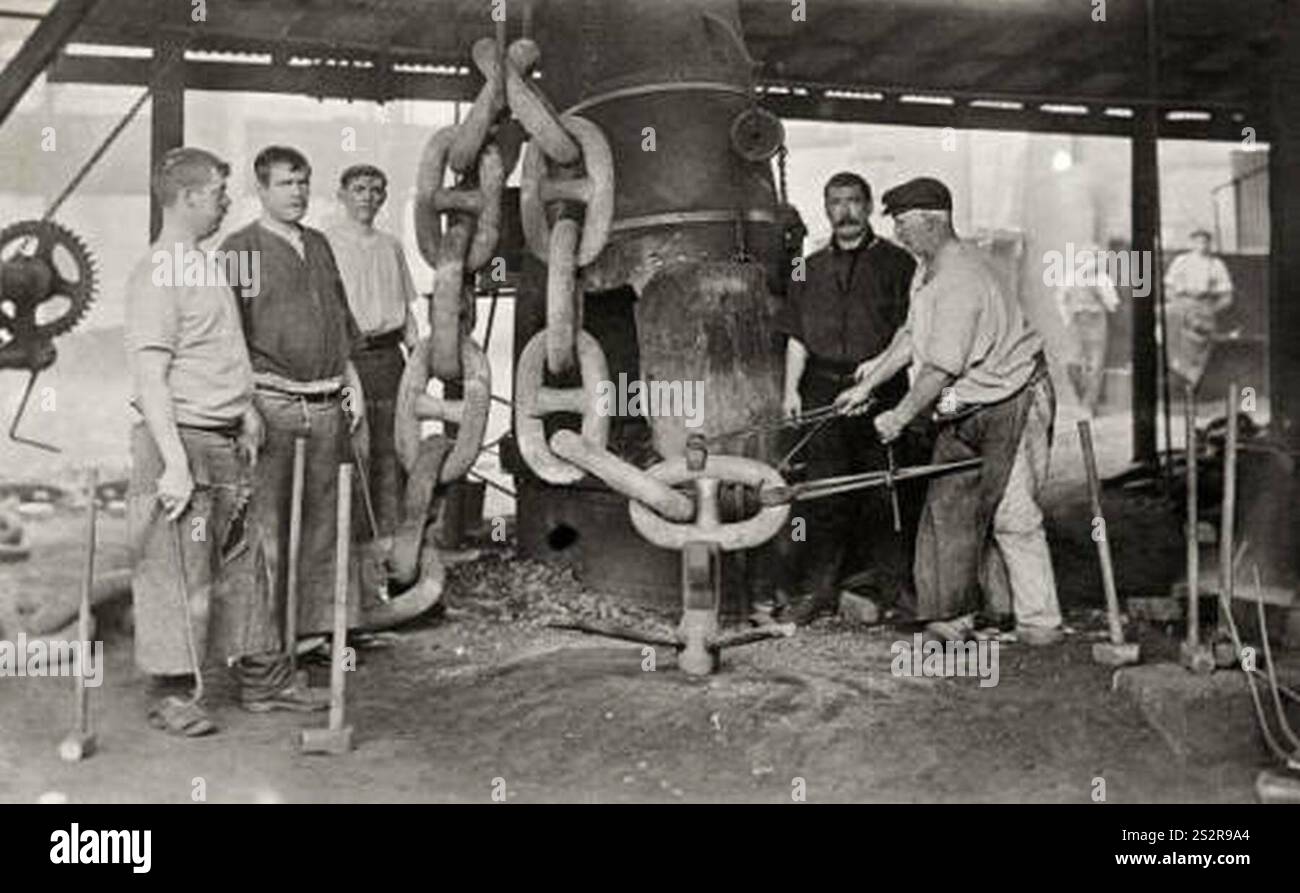 Forgiare la catena di ancoraggio per il Titanic a Netherton nel 1910. Foto Stock