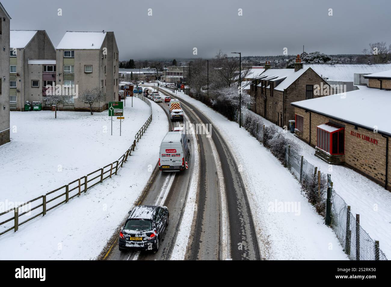 7 gennaio 2025. Alexandra Road, A96 Road, Elgin, Moray, Scozia. Questa è la strada principale che attraversa la grande città di Elgin che ha neve e ghiaccio Foto Stock