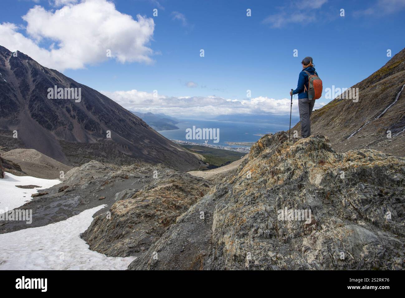 Escursionista da sola nel parco nazionale della Terra del fuoco in Argentina, con vista sulla città di Ushuaia. Foto Stock