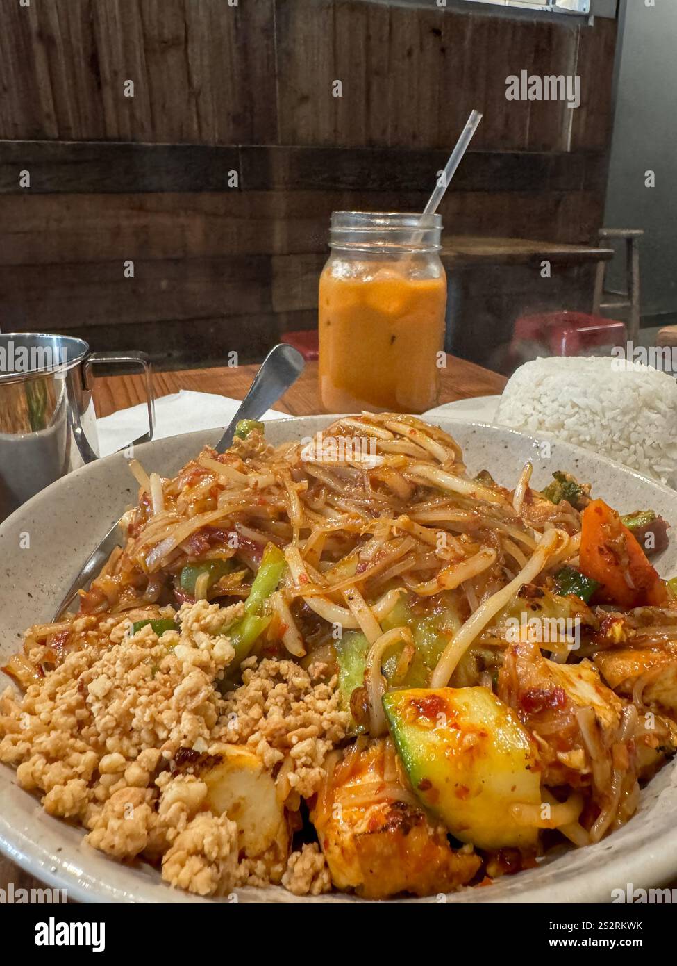 Una visita all'IMM Thai Street Food a Berkeley, California. - Immagine stock catturata con smartphone