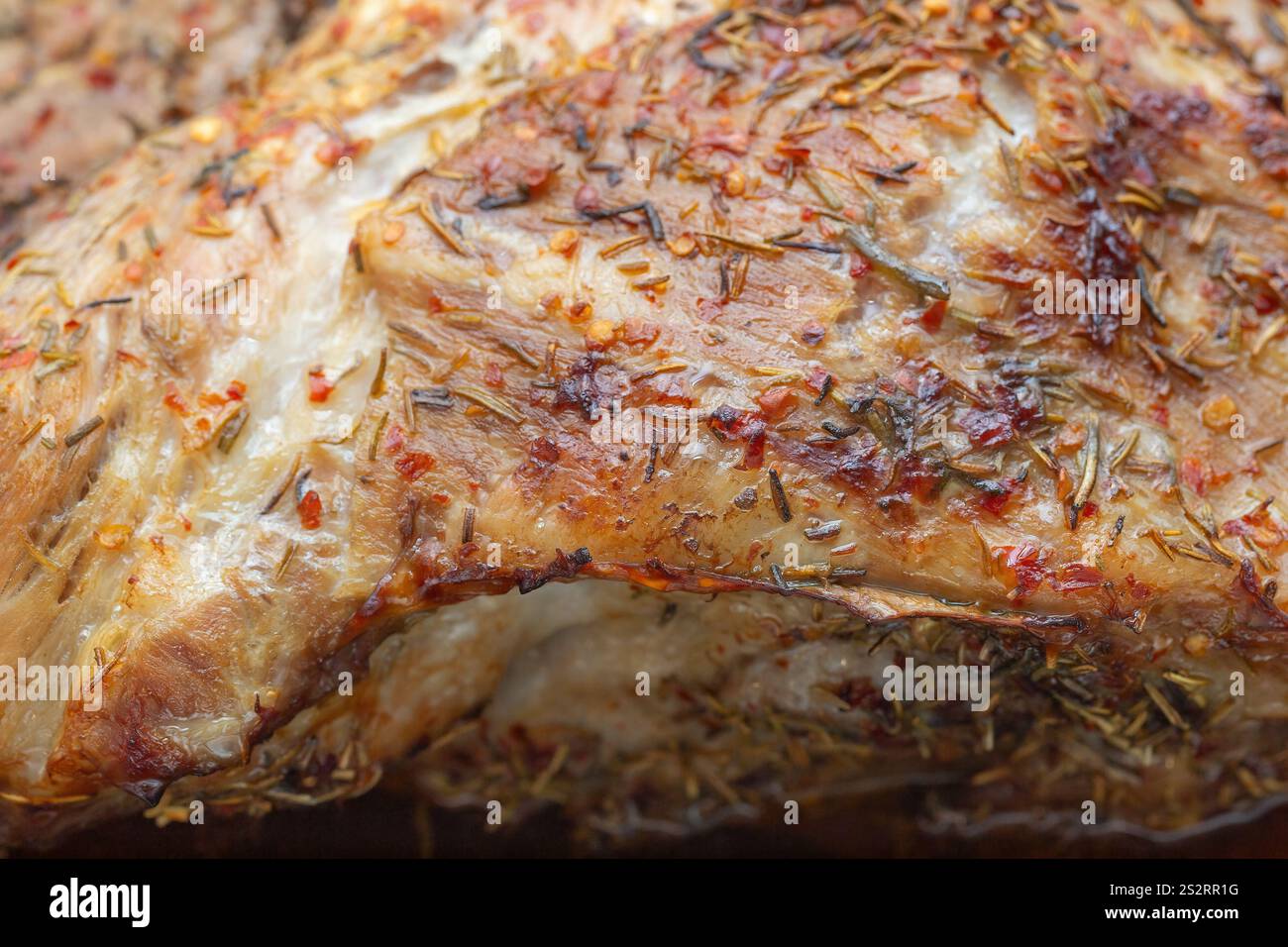 Succulento maiale arrosto alla perfezione, condito con erbe aromatiche e peperoncino piccante. Menu del ristorante. Foto Stock