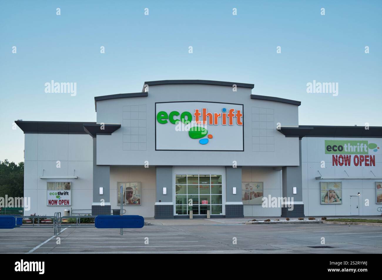 Houston, Texas USA 11-24-2024: Esterno del negozio Eco Thrift e parcheggio. Foto Stock
