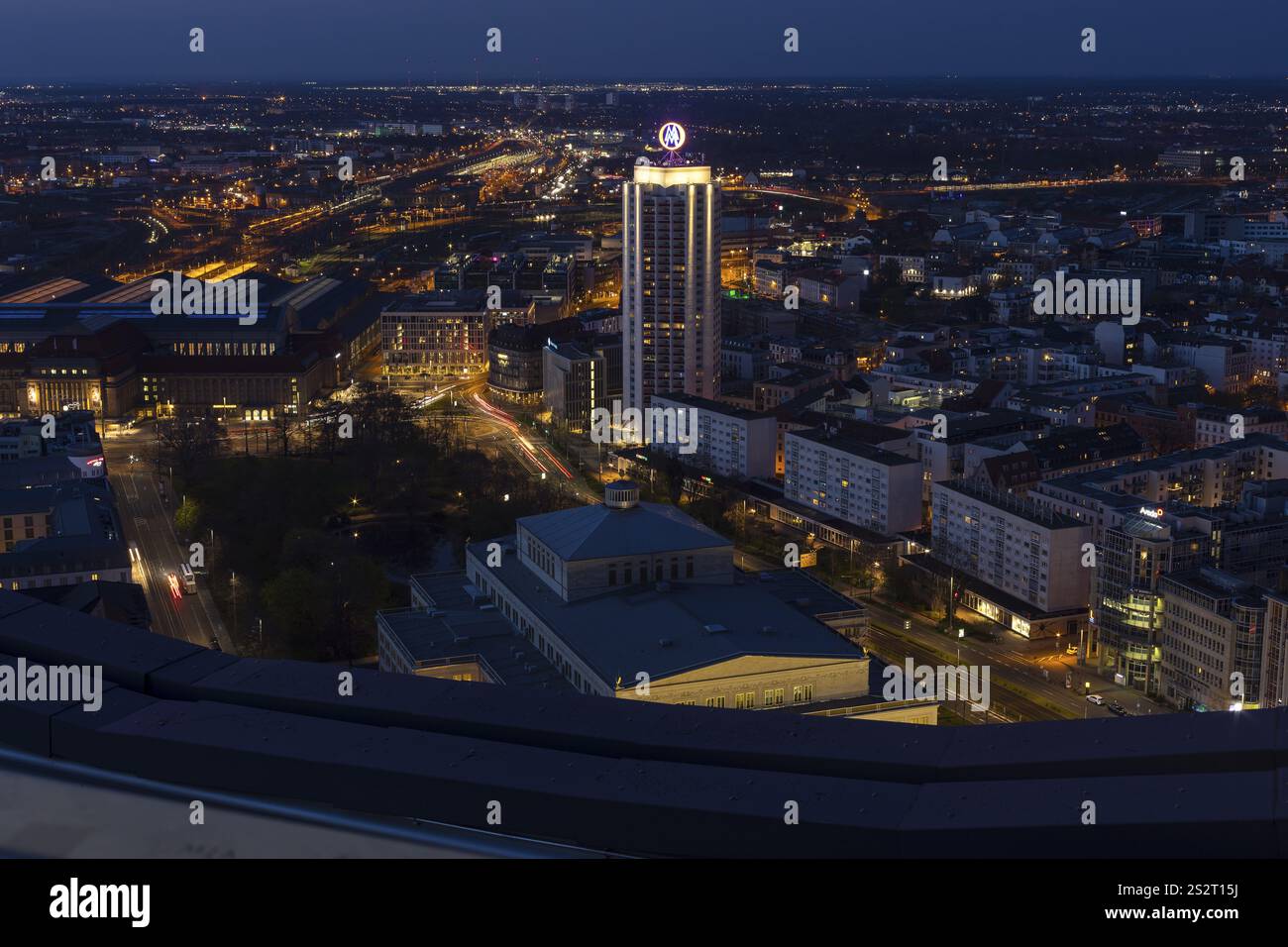 Vista della città di notte dalla torre della città che guarda a nord con la stazione ferroviaria principale e il giardino d'inverno Wiga torre, Lipsia, Sassonia Foto Stock